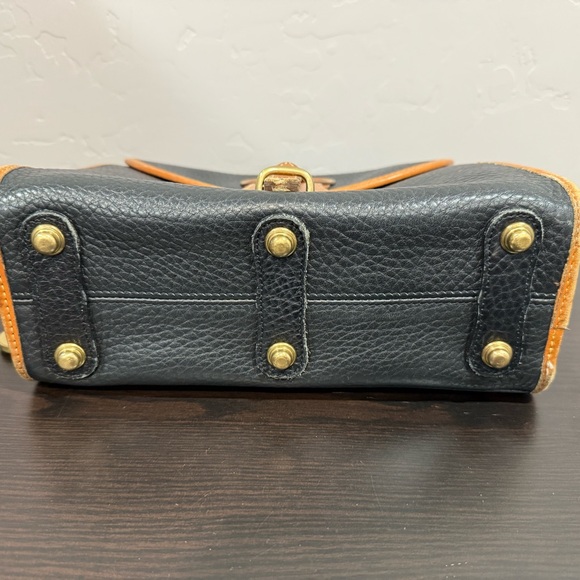 Vintage Dooney Bourke All Weathered Leather Essex Black Pebbled Crossbody Purse - Picture 5 of 15